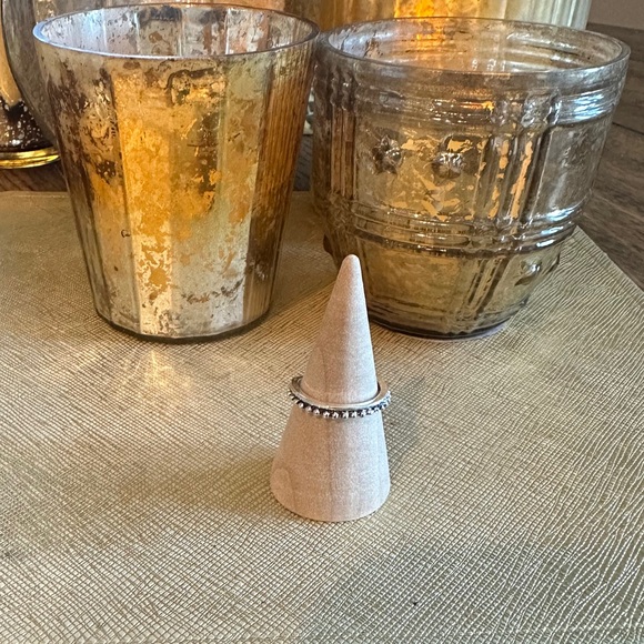 NEW ring silvery ring
size 4.5
Mix and match
silvery metal
Ornate, vintage look - Picture 2 of 2